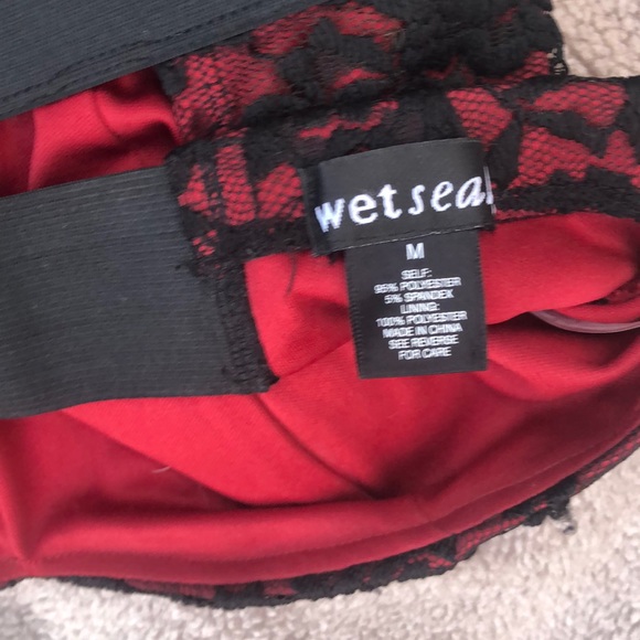 Red dress with black lace - Picture 3 of 3